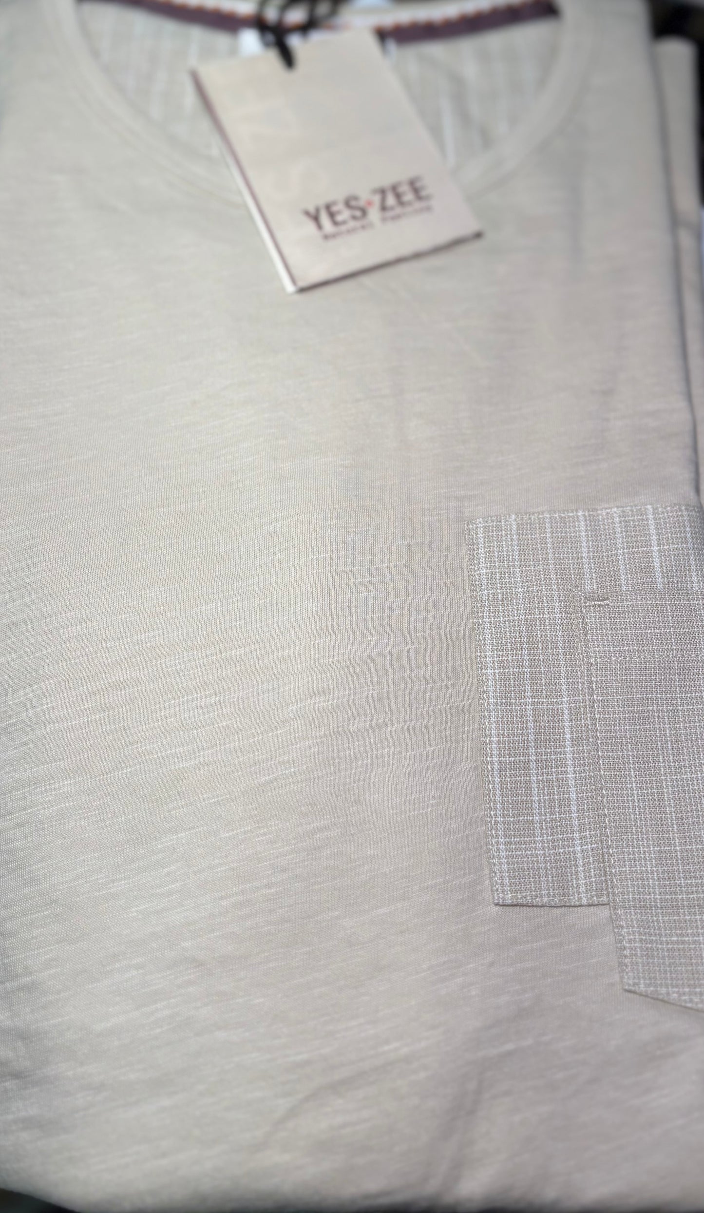 T-shirt con applicazione tasca YES ZEE